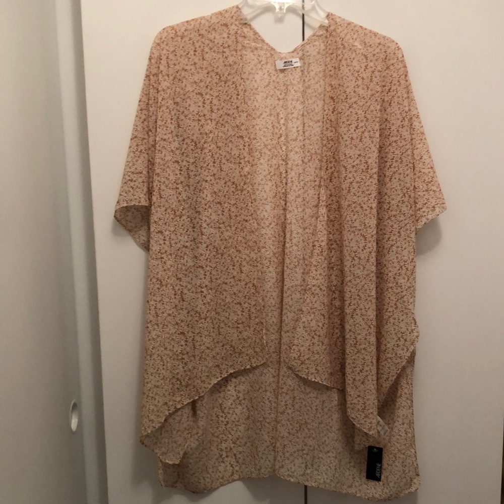 NEW WITH TAGS! KIMONO- Tan & Cream Floral Print Kimono